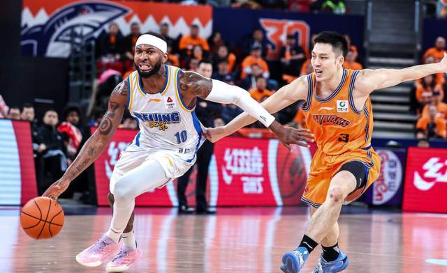 半岛在线-CBA争冠形势大变！两大豪门轰然倒下，上海成搅局者，黑马俯冲前4