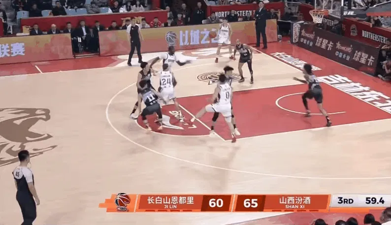 半岛APP下载-姜伟泽后场抢断后极速前插，空位果断出手命中3分