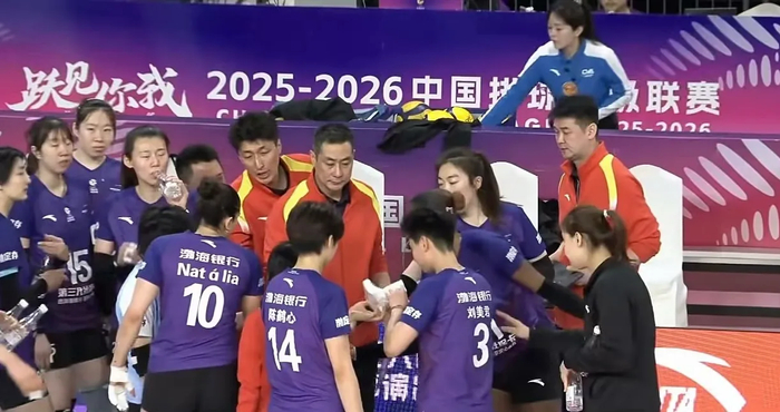半岛体育官网-四强成绩掩盖不住裂痕！天津球迷彻底怒了：陈方，你就是球队罪人|天津女排|队员|执教|教练|赛季_新浪体育_新浪新闻